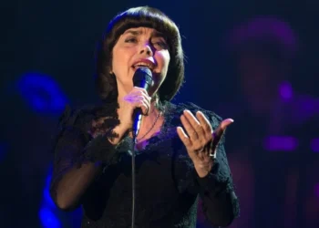 « On ne vit pas sans se dire adieu » de Mireille Mathieu : Un hymne à la vie et à l’existence