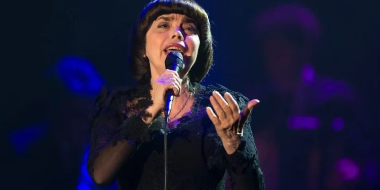 « On ne vit pas sans se dire adieu » de Mireille Mathieu : Un hymne à la vie et à l’existence