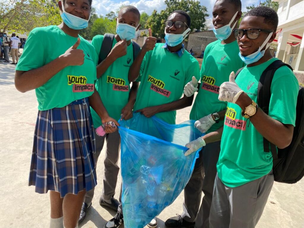 Jeunes fabriquant des pavés en plastique recyclé en Haïti